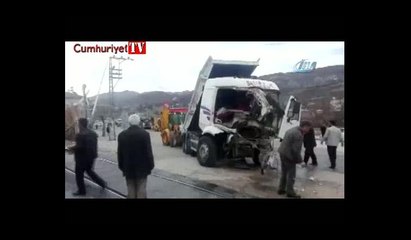 Trenle, kamyon çarpıştı: 1 yaralı