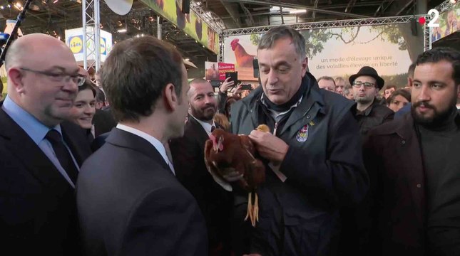 Emmanuel Macron adopte une poule au Salon de l'Agriculture - ZAPPING ACTU DU 26/02/2018
