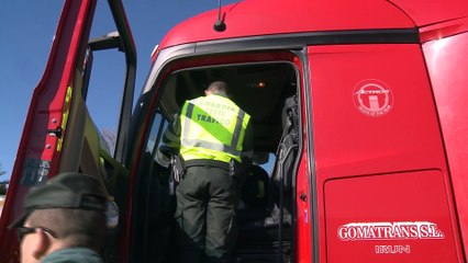 Télécharger la video: DGT impulsa control a autobuses y camiones para evitar accidentes