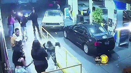 Quand 2 gangs se retrouvent sur le parking d'une station service... Chaud