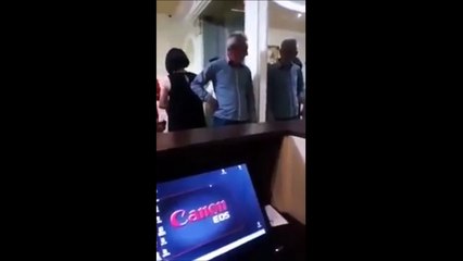 Un mec s'embrouille avec son reflet