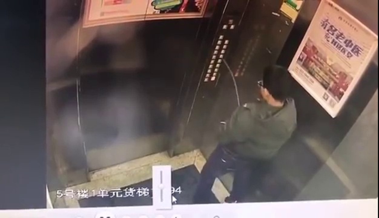 Ce gamin débile va regretter son geste dans l'ascenseur... Bien fait!!!