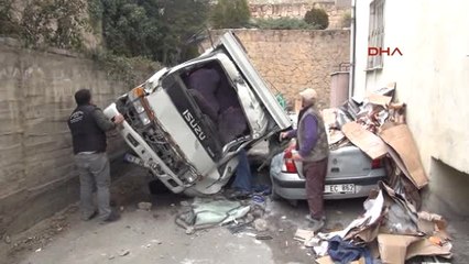 Niğde Freni Boşalan Kamyon İstinat Duvarından Aşağıya Düştü