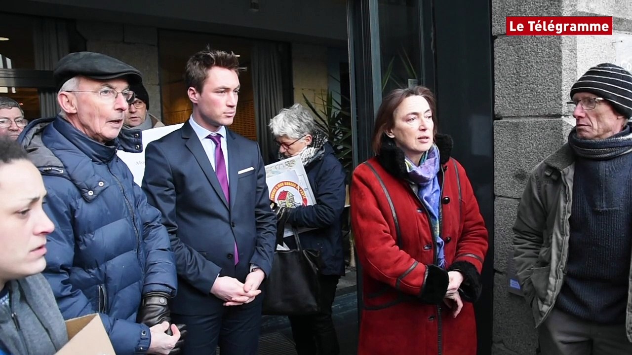 Saint-Brieuc. Avant le conseil ils interpellent les élus contre la fermeture de bureaux de poste