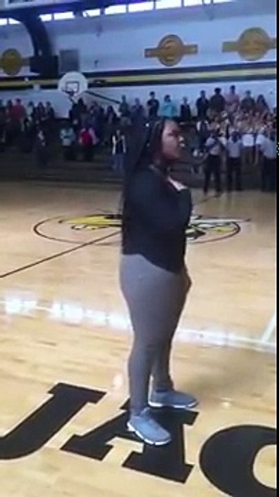 Voix sublime : elle chante acapela l'hymne américain avec une voix de déesse !