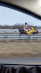 Sans vêtements il fuit la police en QUAD sur l'autoroute !