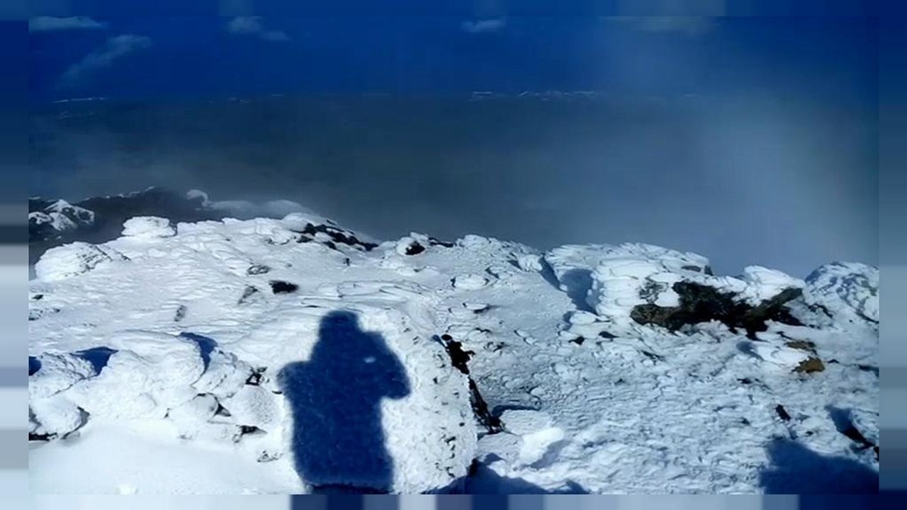 Montanha do Pico com neve: um contraste entre o azul, o verde e o branco