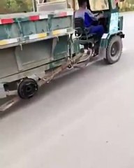 Usando un listón de madera como rueda de camión....