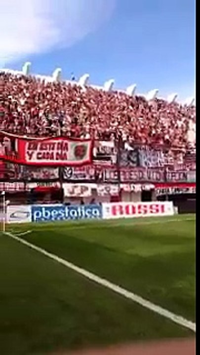 Hinchada de Chacarita Juniors insultando a Mauricio Macri, presidente de Argentina