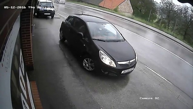 Un conducteur fait l’erreur d’oublier son frein à main