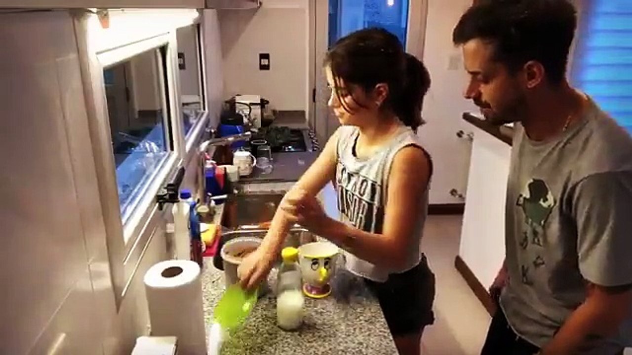 Padre argentino relata el desayuno de su hija como si fuera un partido de fútbol