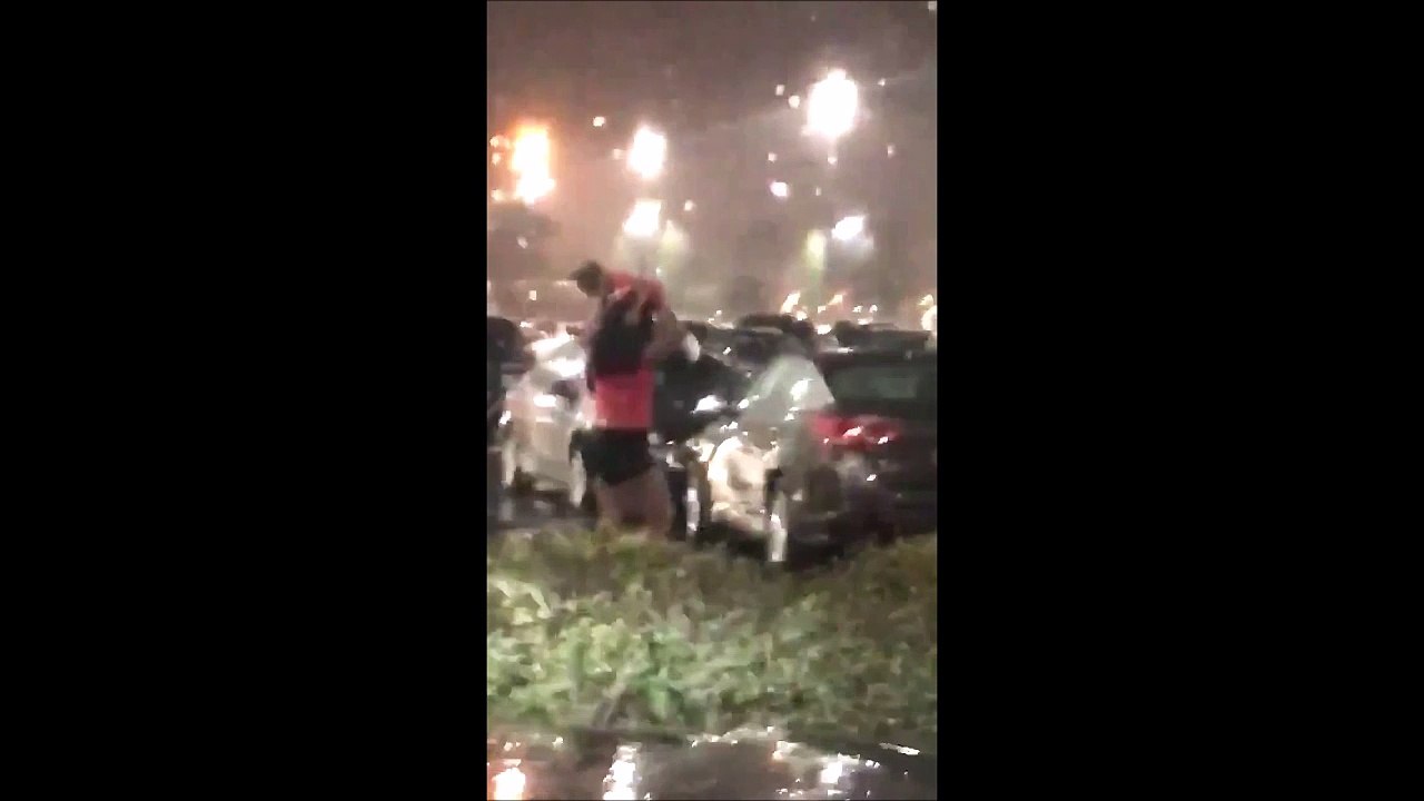 Elle utilise son bébé comme parapluie... Mère indigne