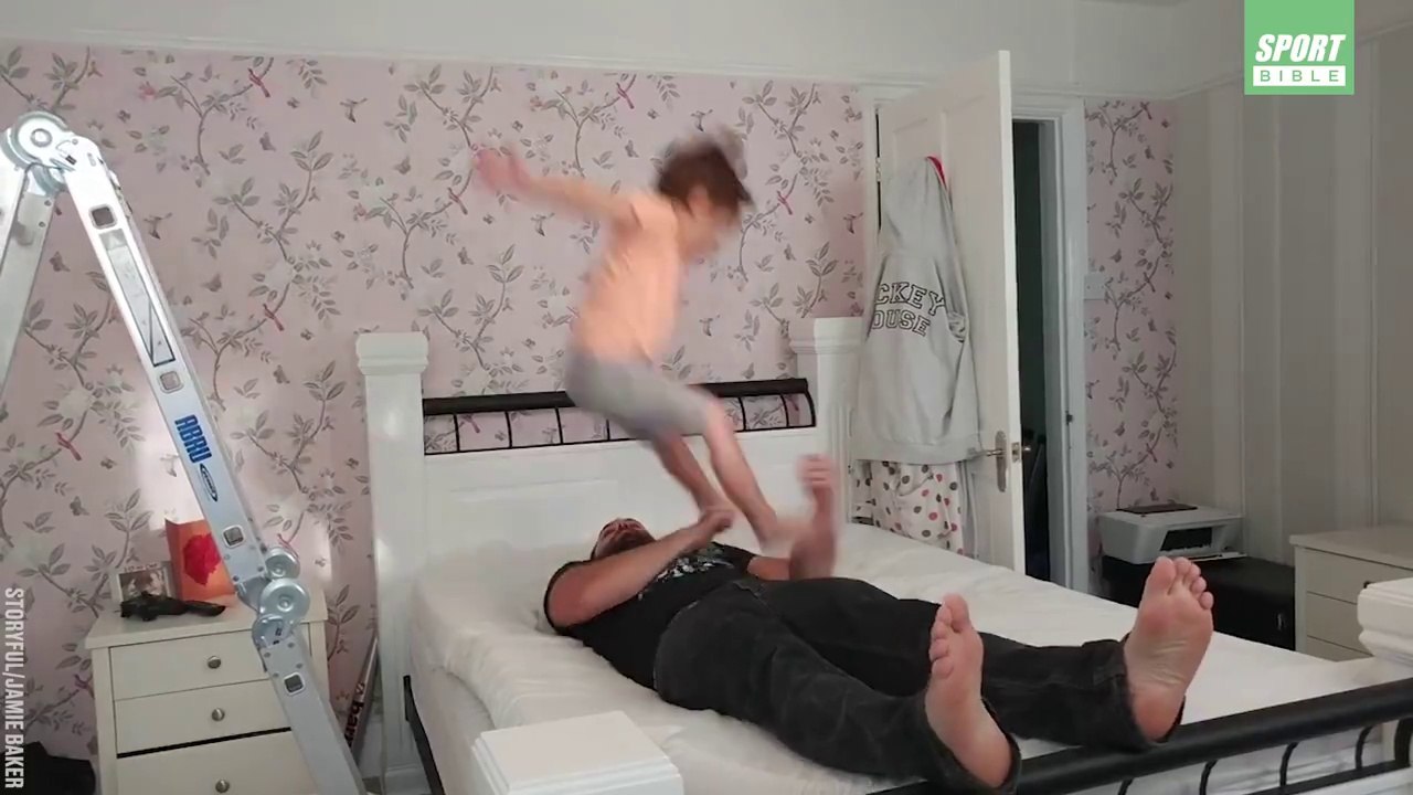 Quand un papa et son fils refont les plus grosses prises de catch... Tellement drôle