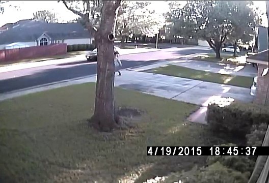 Il rattrape le gars qui lui vole son vélo et lui fait un placage en mode Rugby en pleine rue