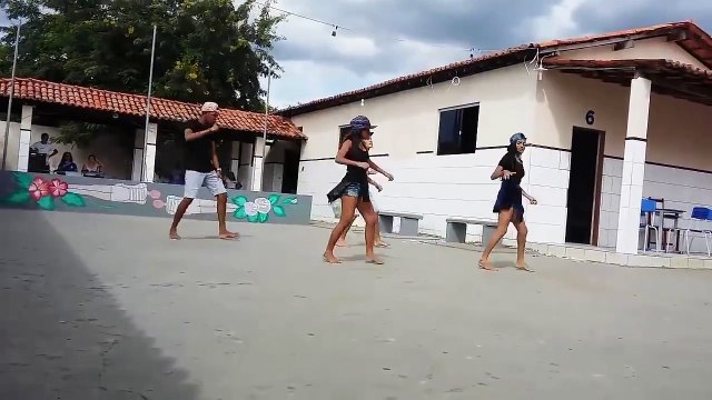 La foudre frappe à 5m de cette troupe de danseurs... chanceux!