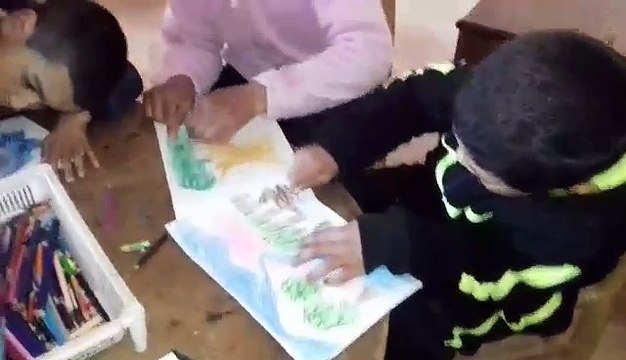 Le feu de la cheminée réchauffe les jeunes artistes