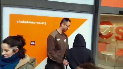 Arran ensucia la sede de Ciudadanos con símbolos feministas y acosan al vigilante de seguridad