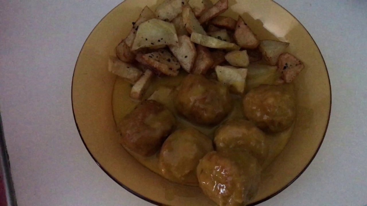 Albondigas a la jardinera con patatas.