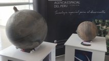 Perú muestra esferas de metal caídas del cielo en la región sureña de Puno