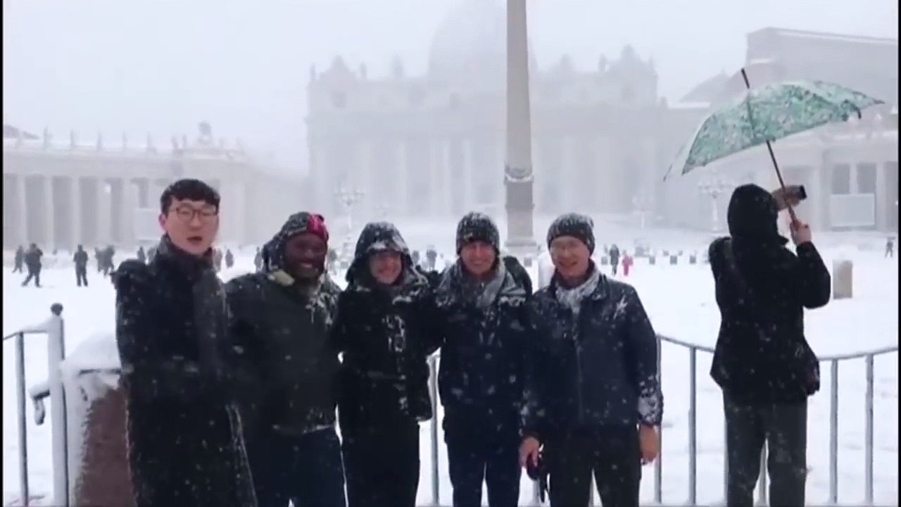 Echanges de boules de neiges entre prêtres au Vatican à Rome !