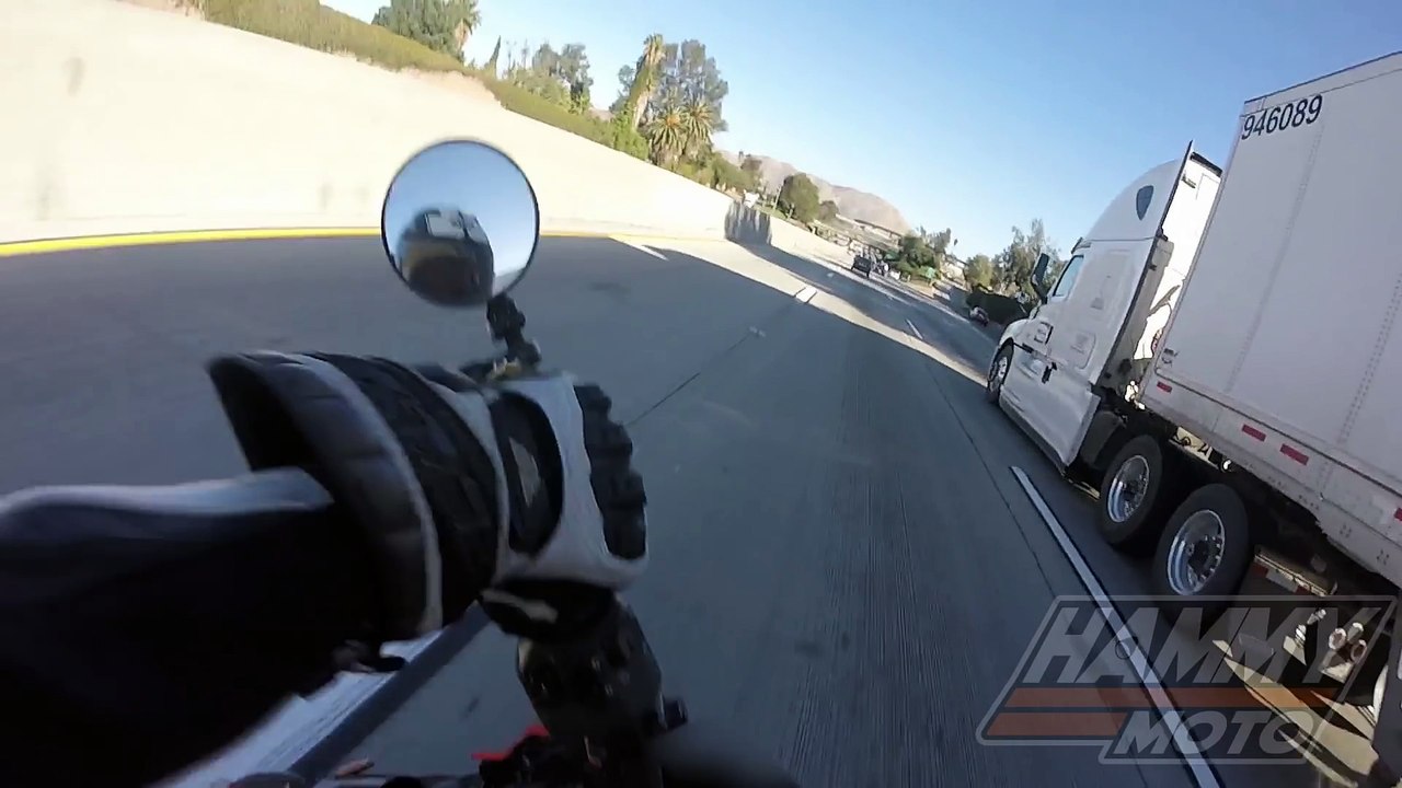Miracle : ce motard tombe sous un camion à pleine vitesse sur l'autoroute et s'en sort indemne !
