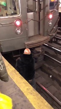 Coincé sous la rame du métro cet homme est tombé sur les voies à New York !