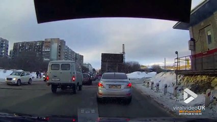 Chute d'un passager hors d'un Van en pleine route ! Ferme mieux ta porte la prochaine fois !