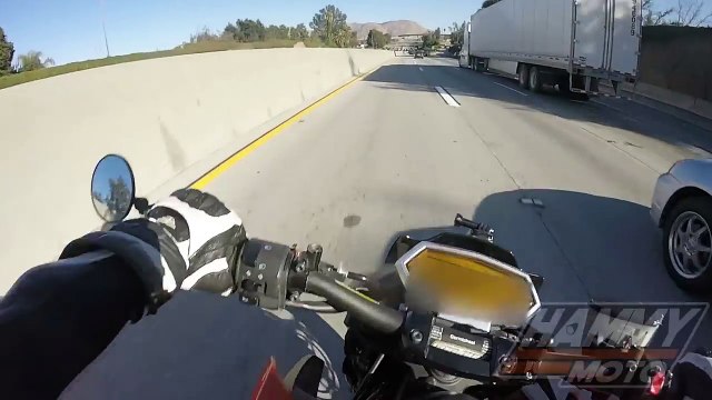 Un motard tombe et glisse sous un camion en circulation
