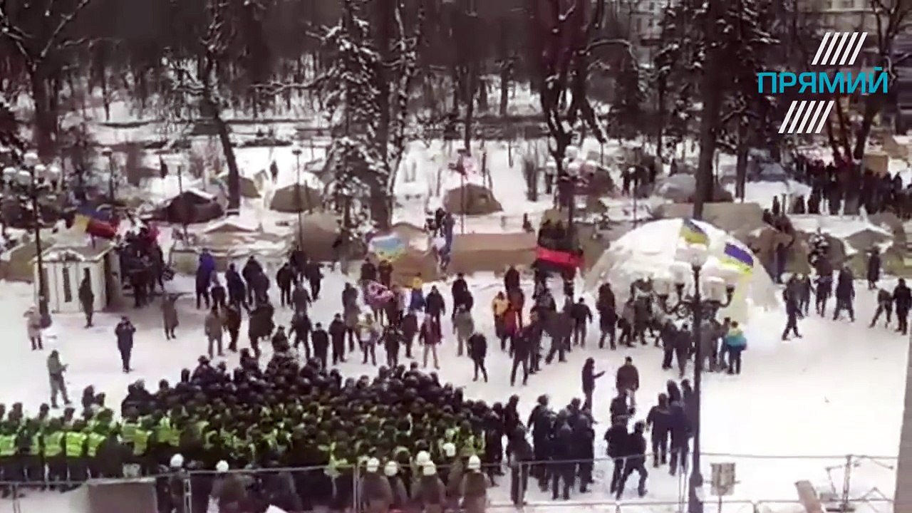 Сутички під Верховною Радою 27 лютого 2018 року- шини та  бруківка