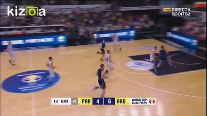 Il se prend le panneau sur la tête après un dunk