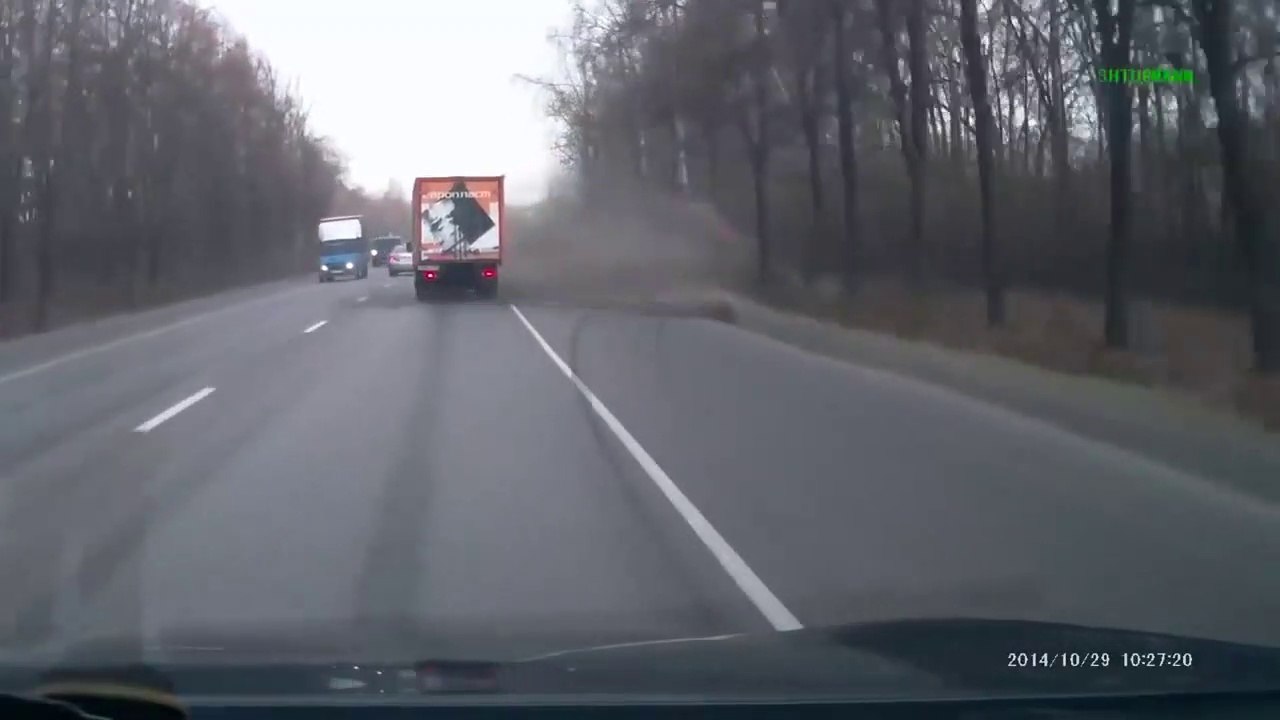 2 débiles tentent de doubler en même temps et partent dans le talus... FAIL