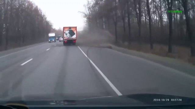 2 débiles tentent de doubler en même temps et partent dans le talus... FAIL