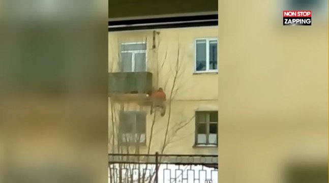 La technique insolite d’un homme handicapé pour rejoindre son appartement (Vidéo)