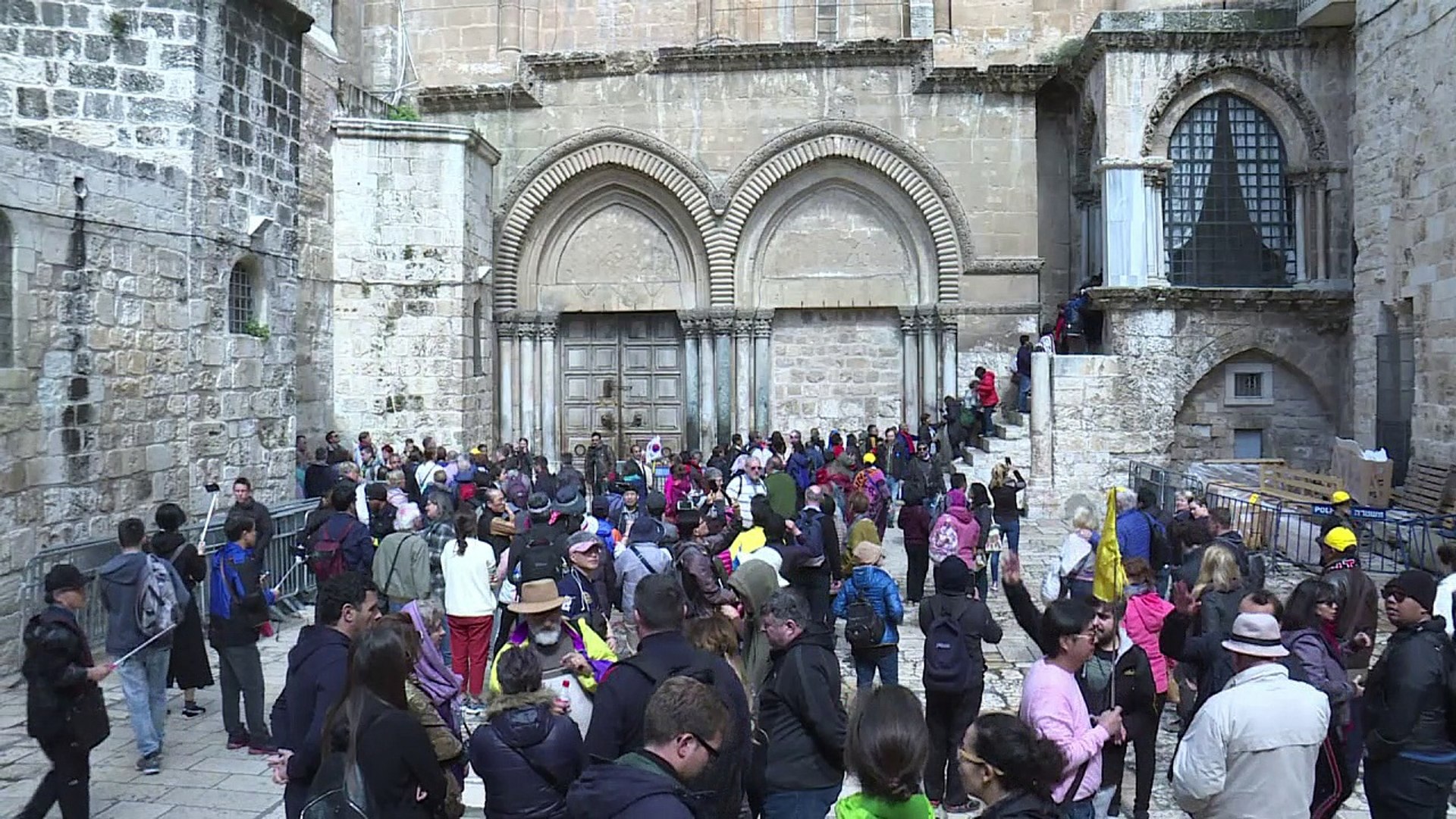 Turistas lamentam fechamento do Santo Sepulcro