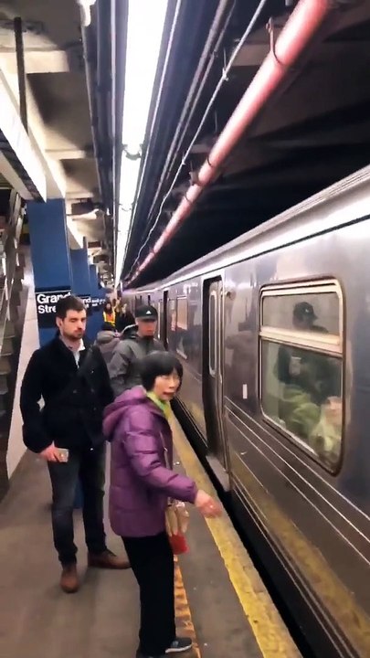 Un homme se retrouve coincé sous un train et s'en sort miraculeusement