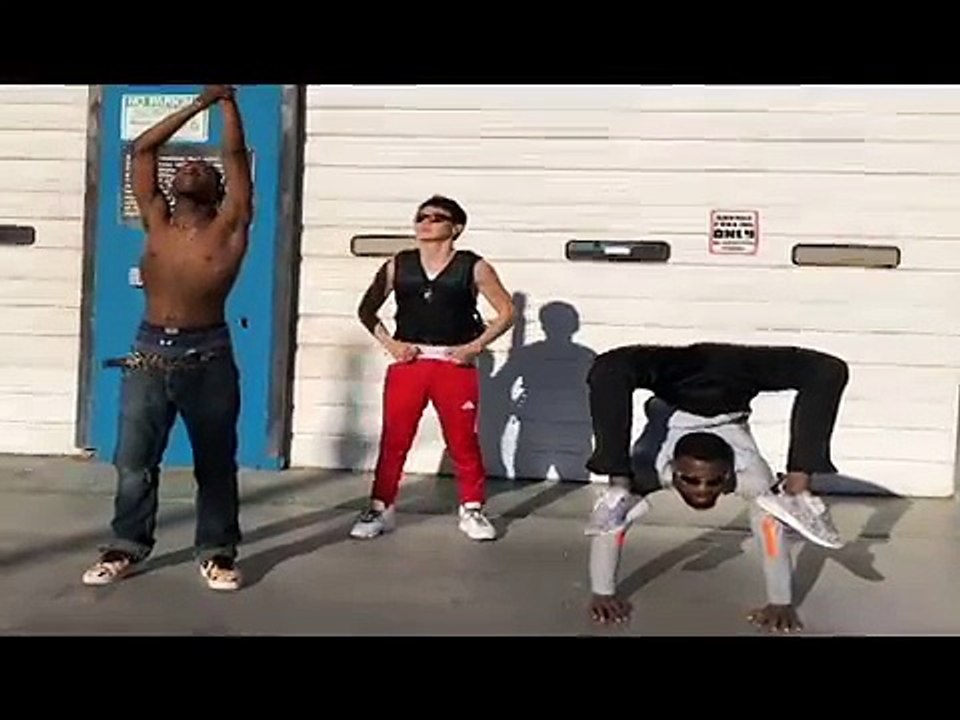 Contortionists Perform Unsettling Dance Routine