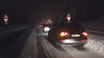 下载视频: Las nevadas complican la circulación en las carreteras catalanas