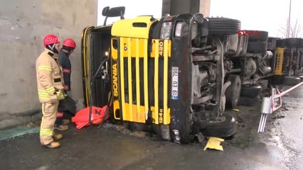 Bahçeşehir'de Kağıt Yüklü Tır Devrildi; Sürücü Yaralandı