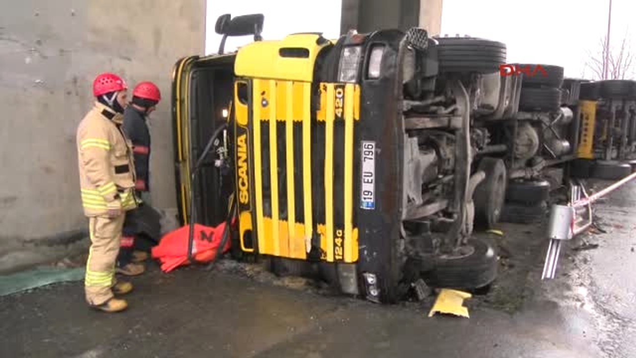Bahçeşehir'de Kağıt Yüklü Tır Devrildi; Sürücü Yaralandı