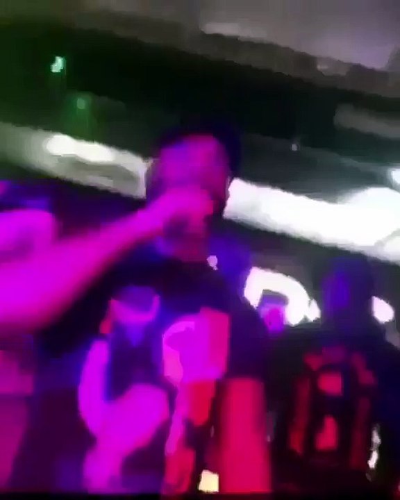 Le rappeur Kaaris reçois un coup sur la tête lors d'un showcase.