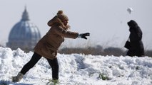 Schneeballschlacht und auf dem Eis rutschen: Spaß an Schnee in Europa