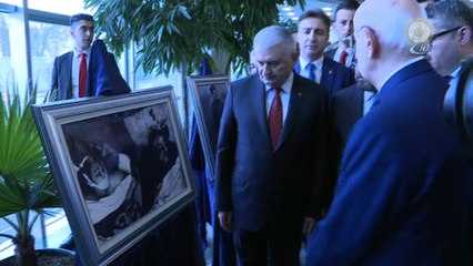Başbakan Yıldırım, 'Hocalı Katliamının 26. Yıl Dönümü' fotoğraf sergisini gezdi