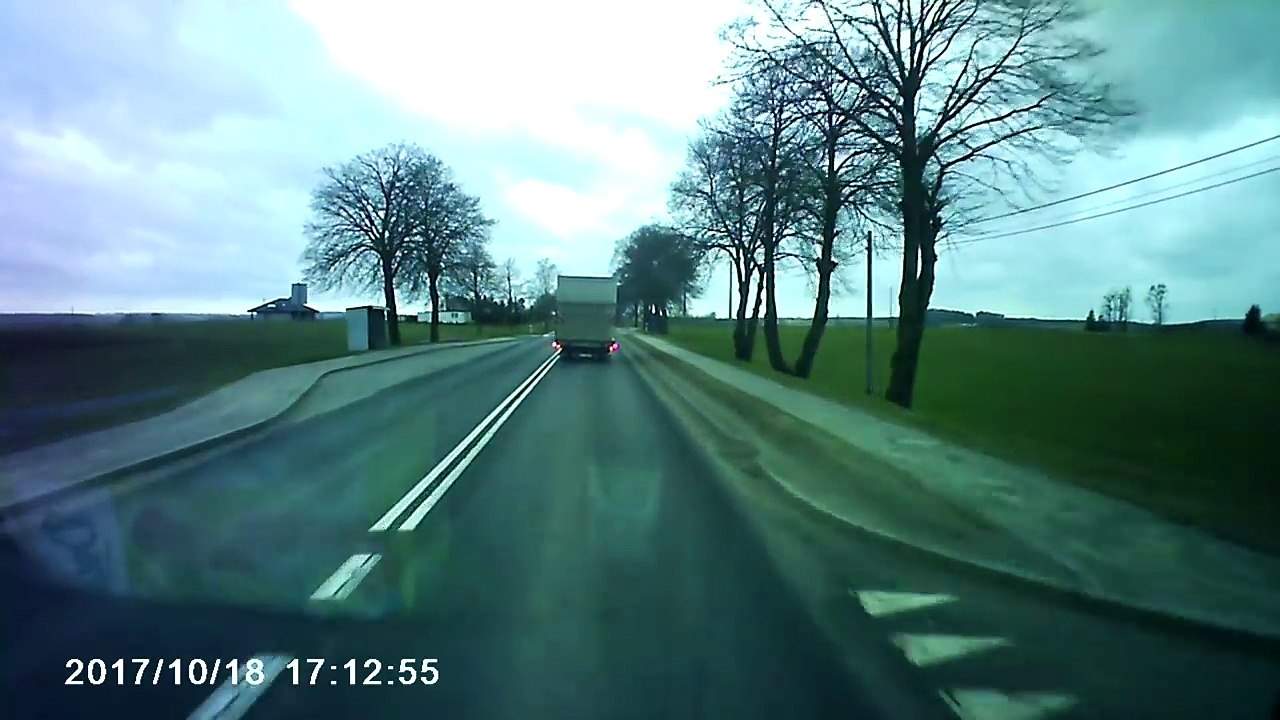 Il double en coupant une ligne blanche avant de se faire arrêter