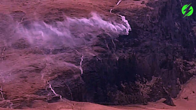 Le vent souffle tellement fort que ces chutes d'eau remontent et passent au dessus de la montagne