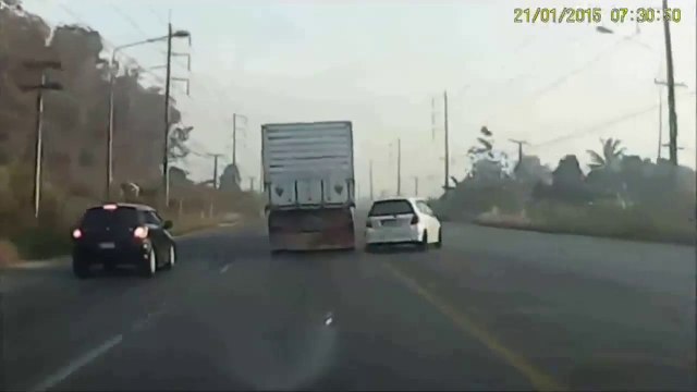 Le chauffard le plus chanceux du monde... Il double n'importe comment et évite le pire