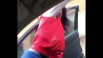 Elle tente un twerk portière ouverte et se prend la gamelle de sa vie