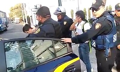 Policias Corruptos de MANCERA así agreden a jóvenes trabajadores y ciudadano que grababa.