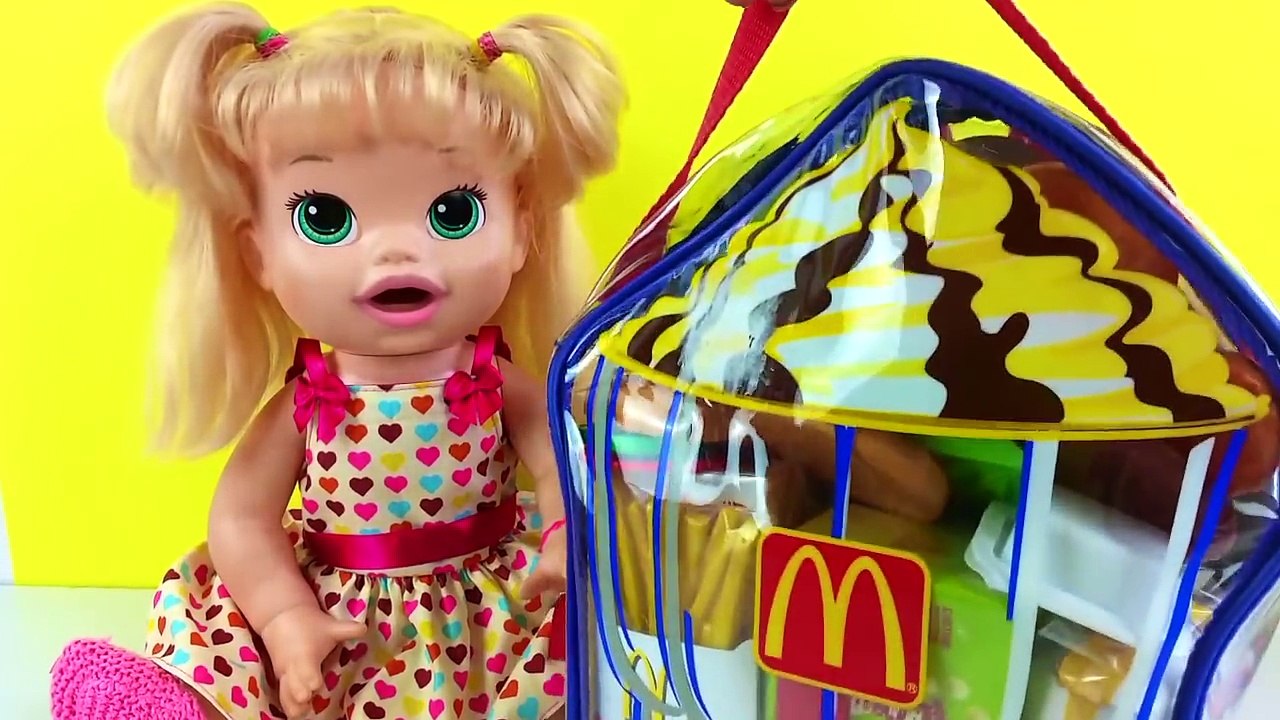 BABY ALIVE MINHA BONECA SARINHA COMENDO SANDUICHE DO MCDONALDS! A VIDA SECRETA DOS BICHOS