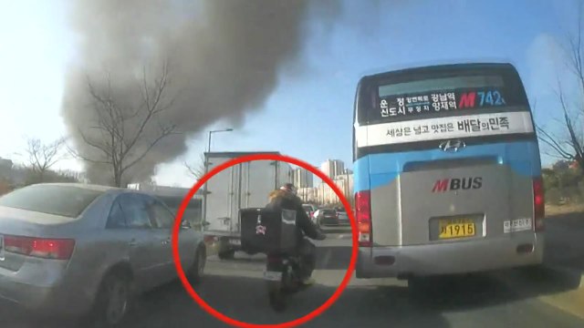 [좋은뉴스] 따라오세요 소방차 길 터 준 배달 오토바이 / YTN