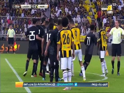 جمال عارف: إن لم تجد إدارة #الاتحاد مدربا يملك سيرة كبيرة ومتوافق مع الإستراتيجية فبقاء سييرا أفضل.. عبدالله بن زنان: أنت طالبت مسبقا برحيل سييرا وجلب مدرب يليق بالنادي.. هذا تناقض